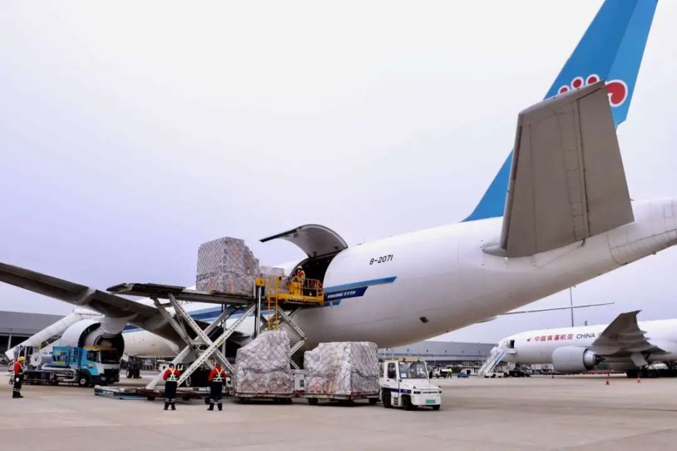 南航物流服务保障近80吨鲜花抵沪