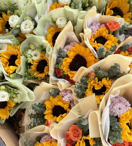 航空物流保障鲜花抵沪