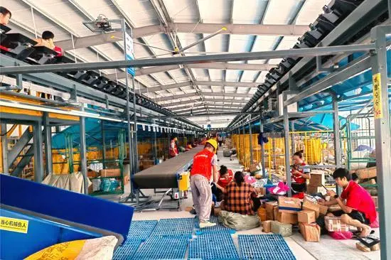 岑溪多功能供销物流“小微集市”服务农村群众