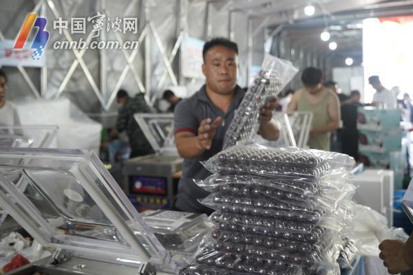 宁波杨梅冷链专车迎来杨梅寄递高峰