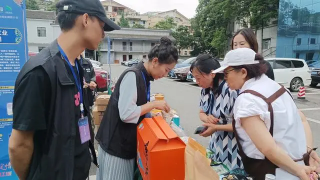 康定特色农产品展销活动走进都江堰