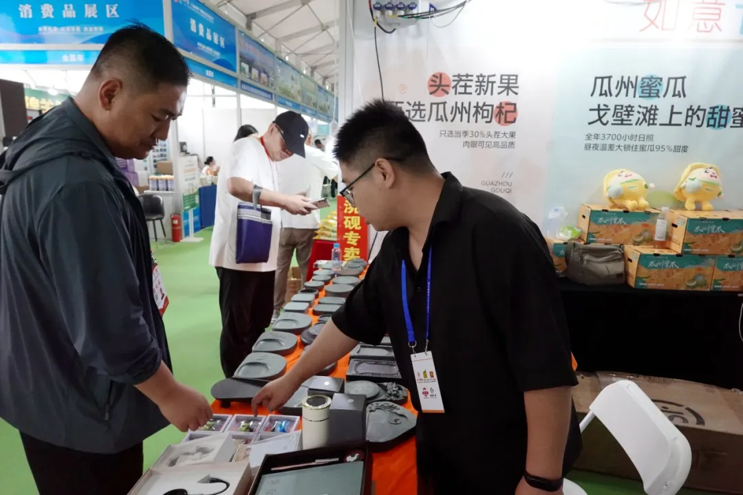 酒泉特色农产品亮相兰洽会