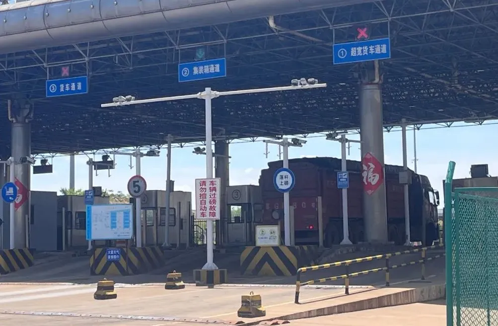 今年首批大宗商品成功入库保税物流中心