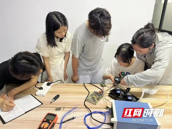 湖南现代物流职院冷链物流创新团队攻克冷藏箱技术难题