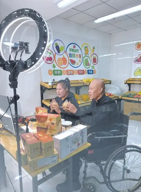 北京平谷村民村播产业园里当主播