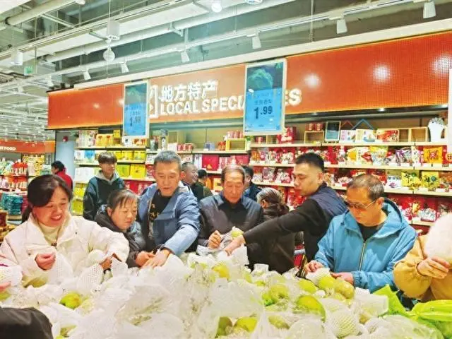 大型超市积极“带货”本地农产品